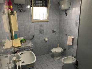 un piccolo bagno con servizi igienici e lavandino di Casa mare-relax a Torre Lapillo