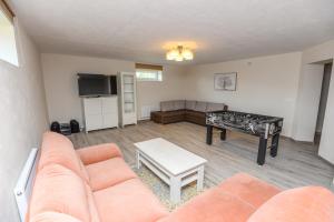 a living room with a couch and a table at Svečių Apartamentai Vanagupėje in Palanga