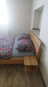 een bed met twee kussens in een kamer bij Business apartmán in Žamberk