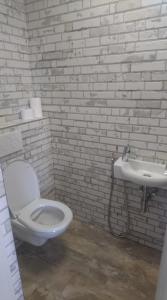 een badkamer met een wit toilet en een wastafel bij Business apartmán in Žamberk