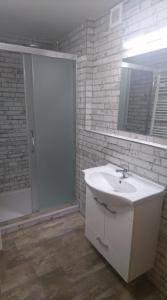 y baño con lavabo blanco y espejo. en Business apartmán en Žamberk