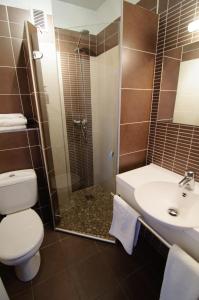 Vonios kambarys apgyvendinimo įstaigoje The Originals City, Hôtel Dau Ly, Lyon Est (Inter-Hotel)
