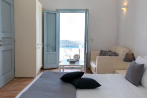 A bed or beds in a room at Dreaming View Suites