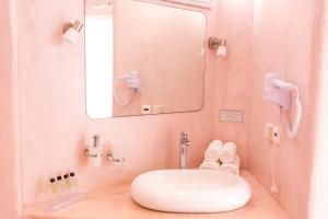 łazienka z umywalką i lustrem w obiekcie Dreaming View Suites w Imerovíglion +30 zdjęć