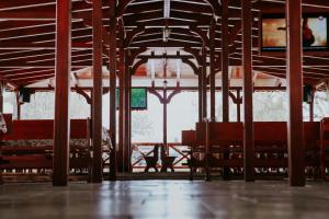 una habitación con bancos rojos en una iglesia en Hotel-Restaurant Milenium, en Salonta