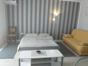 - un salon avec un lit et un canapé dans l'établissement Apartmani Marijanovic, à Vir