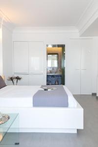 A bed or beds in a room at Dreaming View Suites