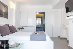 A bed or beds in a room at Dreaming View Suites
