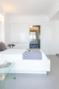 A bed or beds in a room at Dreaming View Suites