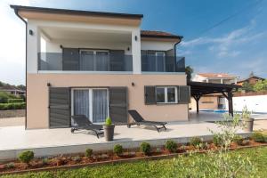 マリンスカにあるVilla Terezaの家 前に椅子2脚