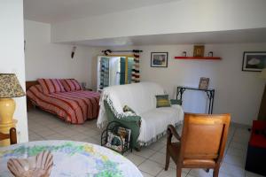 Mas de Bellegou في بورتيراني: غرفة معيشة مع سرير وأريكة