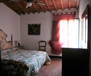 una camera con letto e finestra di Agriturismo Girasole a Gambassi