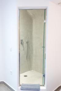 A bathroom at Dreaming View Suites