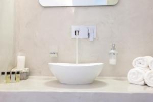 A bathroom at Dreaming View Suites