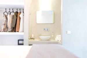 A bathroom at Dreaming View Suites