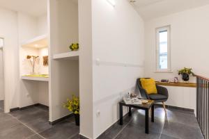 un soggiorno con sedia e tavolo di SeaBed Rooms Split a Spalato (Split)