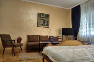 um quarto com uma cama e um sofá em Mosaique Casa em Belgrado