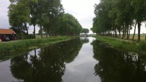 un río con árboles a su lado en Studio Heist, en Knokke-Heist