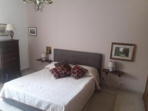 una camera con un letto con due cuscini sopra di Lidia's home a Catania