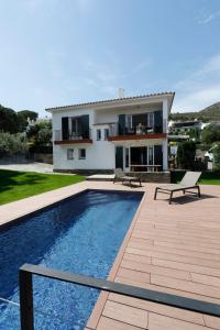 The swimming pool at or close to Ideal house for families with pool