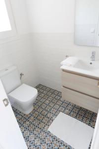 A bathroom at Ideal house for families with pool