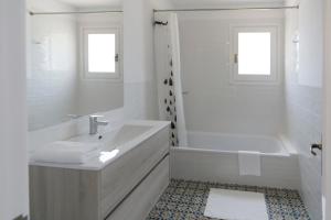 A bathroom at Ideal house for families with pool