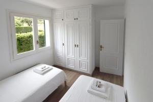 A bed or beds in a room at Ideal house for families with pool