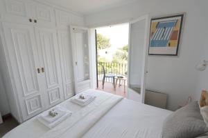 A bed or beds in a room at Ideal house for families with pool