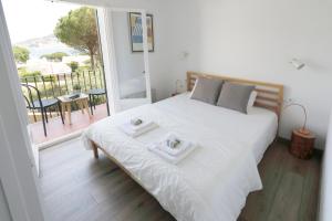 A bed or beds in a room at Ideal house for families with pool