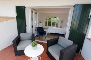 A seating area at Ideal house for families with pool