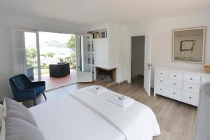 A bed or beds in a room at Ideal house for families with pool