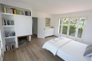 A bed or beds in a room at Ideal house for families with pool