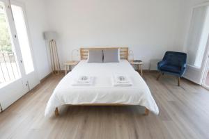 A bed or beds in a room at Ideal house for families with pool