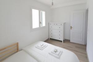 A bed or beds in a room at Ideal house for families with pool
