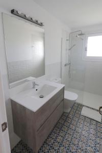 A bathroom at Ideal house for families with pool