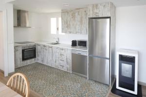 A kitchen or kitchenette at Ideal house for families with pool