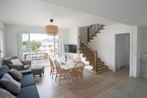 A television and/or entertainment centre at Ideal house for families with pool