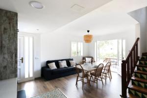 A seating area at Ideal house for families with pool
