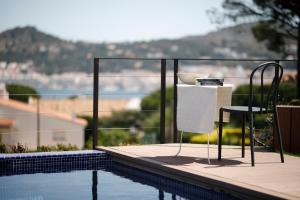 The swimming pool at or close to Ideal house for families with pool
