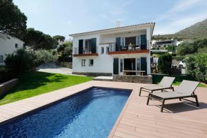 The swimming pool at or close to Ideal house for families with pool