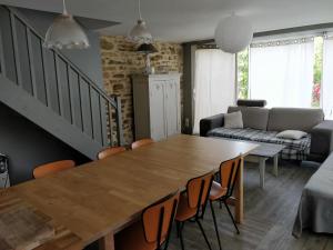 ein Wohnzimmer mit einem Holztisch und Stühlen in der Unterkunft Villa contemporaine in La Réorthe + 4 Fotos