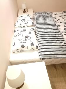 Posteľ alebo postele v izbe v ubytovaní White Rose apartment