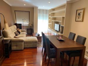 ein Wohnzimmer mit einem Tisch und einem Sofa in der Unterkunft Home Sweet Home in Caldas de Reis