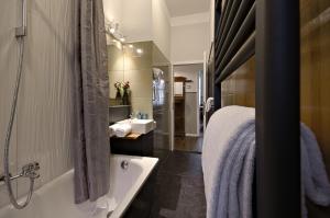 een badkamer met een bad, een bed en een wastafel bij Wohnung mit 2 Bädern (PB3) in Berlijn