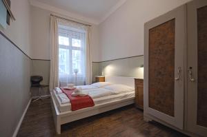 niewielka sypialnia z łóżkiem i oknem w obiekcie Wohnung mit 2 Bädern (PB3) w Berlinie