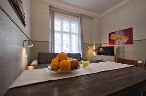 Wohnung mit 2 Bädern (PB3) في برلين: وعاء من الفواكه على طاولة في الغرفة
