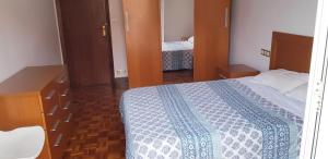 Postel nebo postele na pokoji v ubytování 3 Bedrooms SOHO Parking Included