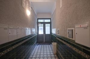 een hal van een badkamer met een deur en tegelvloeren bij Wohnung mit 2 Bädern (PB3) in Berlijn