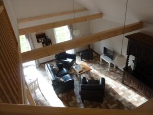 an overhead view of a living room with couches and a fireplace at Ferienwohnung Landtraum in Klanxbüll