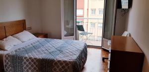 Postel nebo postele na pokoji v ubytování 3 Bedrooms SOHO Parking Included